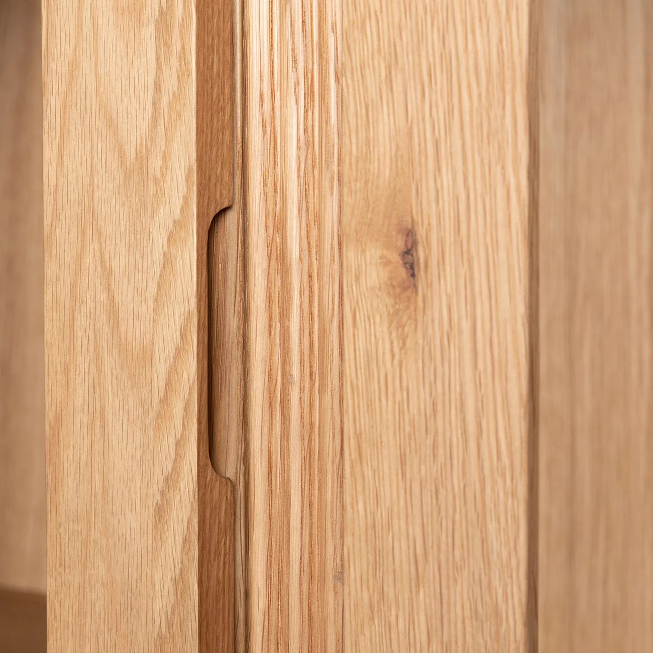 Vitrine 4 portes 2 en verre et 2 en bois